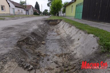 A vízelvezető árkok Újfalu helyi közösségben (Fotó: Molnár Edvárd)