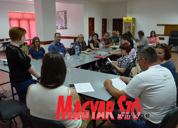 Nagy Mélykúti Kiskovács Ildikó üdvözli a konferencia résztvevőit Nagy Mélykúti Kiskovács Ildikó üdvözli a konferencia résztvevőit