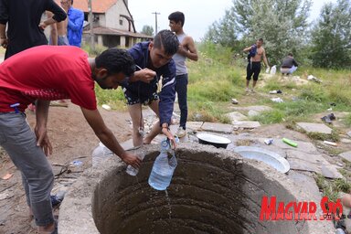 Tucatnyi férfi próbál vizet nyerni egy kétes forrású kútból (Fotók: Molnár Edvárd)