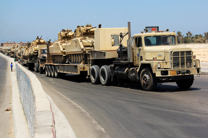 Egyiptomi katonai konvoj a Sínai-félszigeten (Fotó: Beta/AP)