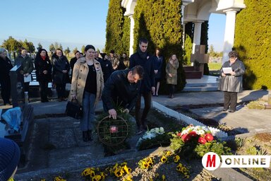A Vajdasági Magyar Szövetség képviselői is elhelyezték a kegyelet virágait (Kancsár Izabella felvétele)