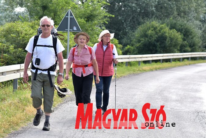 Csóka felől Zentára tart a kis zarándokcsapat Csóka felől Zentára tart a kis zarándokcsapat