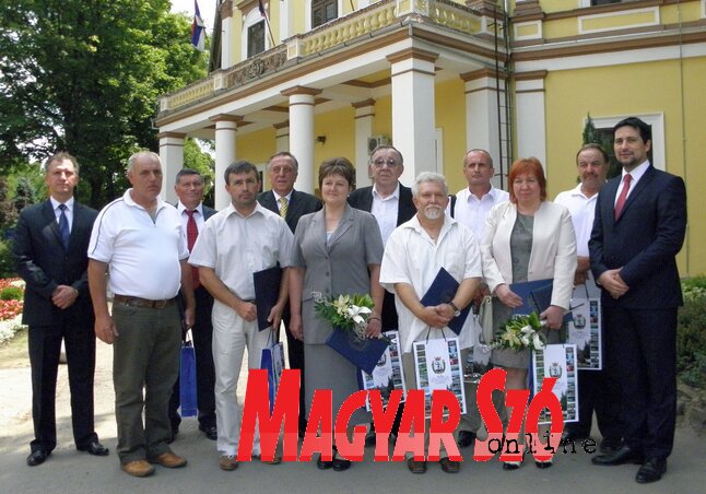 Az idei kitüntettek a község vezetőségével Az idei kitüntettek a község vezetőségével