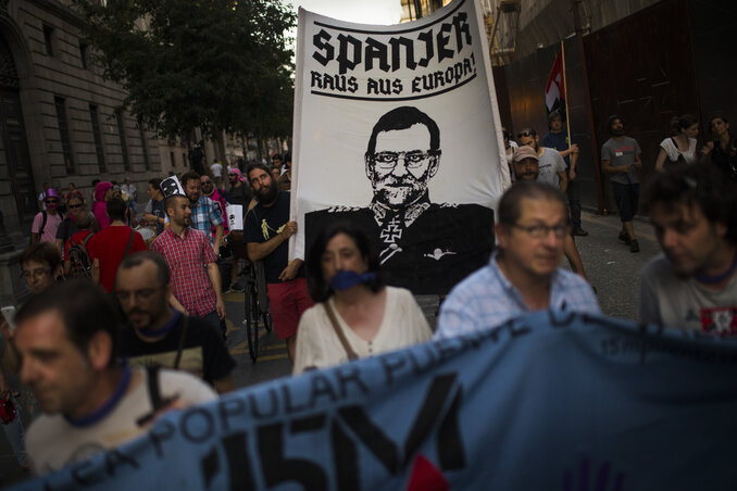 Spanyolok tiltakoznak a tüntetéseket korlátozó új törvény ellen (Fotó: Beta/AP)