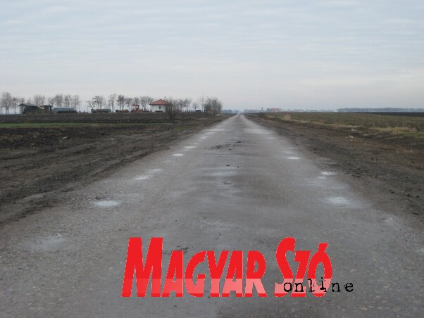 A pecesori út évek óta rendkívül rossz állapotban van (Fotó: Fehér Rózsa)