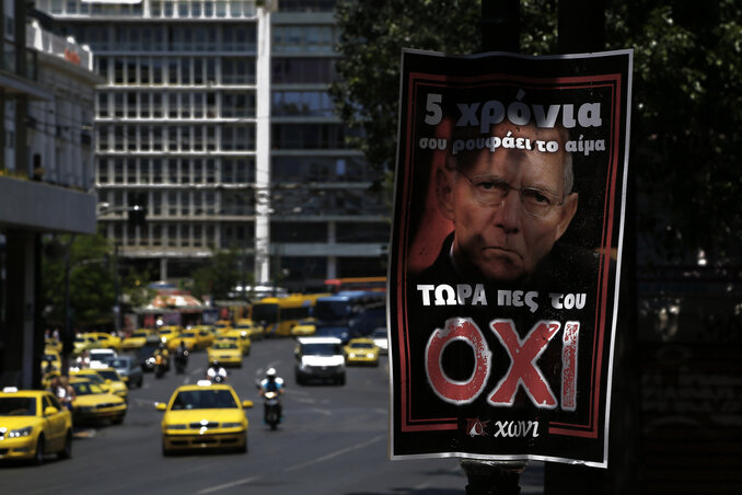 Wolfgang Schäuble német pénzügyminiszter arckifejezésével riogató, nemre buzdító plakát Athén utcáin a következő görög felirattal: „Öt éven át szívták a véreteket, most mondjatok nemet” (Fotó: Beta/AP)