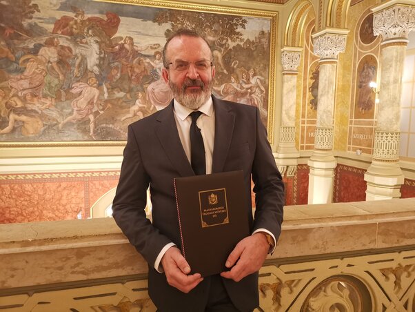 Verebes György a díjjal (Fotó: Vigadó hivatalos facebook-oldala) Verebes György a díjjal (Fotó: Vigadó hivatalos facebook-oldala)