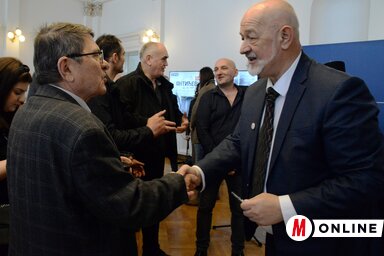 Bordás Győző gratulál a díjazottnak (Fotó: Dávid Csilla felvétele)