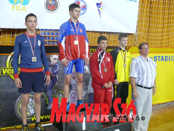 Kolompár Szebasztián a dobogó harmadik fokán Kolompár Szebasztián a dobogó harmadik fokán