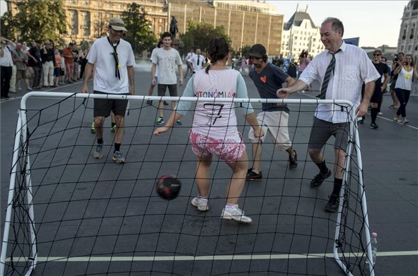 Résztvevők az egyetemek-kormány szimbolikus focimeccsen játszanak az Oktatói Hálózat és a Veszélyben az Egyetemeink Csoport demonstrációján Budapesten (fotó: MTI)