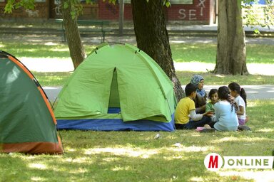 A menekültek a nagy forróság elől a vasútállomás előtti Raichle Ferenc parkba húzódtak vissza