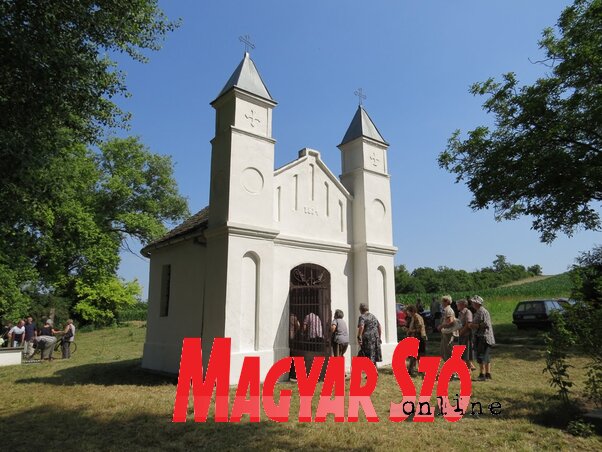 A kápolnát és környékét kizárólag a hívők tartják rendben  (Fotó: Fekete J. József)