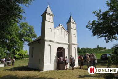 A kápolnát és környékét kizárólag a hívők tartják rendben  (Fotó: Fekete J. József)