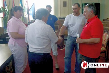 A Zentagunarasi Gazdakör képviselői átveszik az első díjat