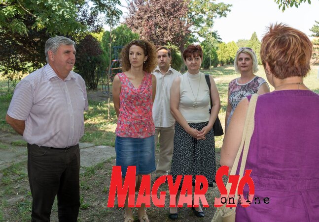 Vendégek és házigazdák a felsőhegyi óvoda udvarán (fotó: Herédi Krisztián)