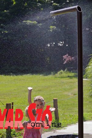 A párásítókat a látogatók használhatják. Itt épp két kislány játszik a vízzel (Fotó: Molnár Edvárd) A párásítókat a látogatók használhatják. Itt épp két kislány játszik a vízzel (Fotó: Molnár Edvárd)