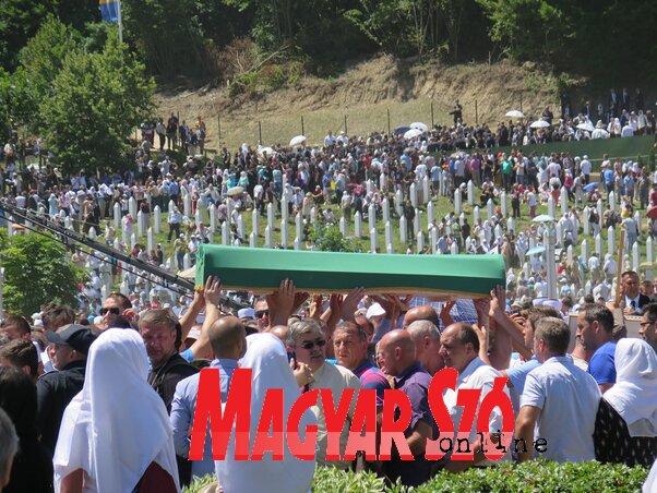 A megemlékezésen 136 nemrég azonosított áldozatot temettek el (Fotó: Stanyó Tóth Gizella) A megemlékezésen 136 nemrég azonosított áldozatot temettek el (Fotó: Stanyó Tóth Gizella)