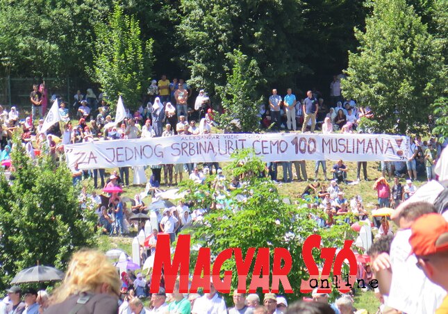 A képen látható transzparenssel várták a szerb kormányfőt (Fotó: Stanyó Tóth Gizella) A képen látható transzparenssel várták a szerb kormányfőt (Fotó: Stanyó Tóth Gizella)