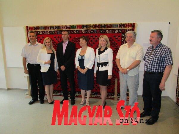 A kiállítás megnyitójának résztvevői (Fotó: Fekete J. József)