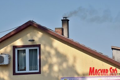 Sűrű, kellemetlen szagú, fejfájást okozó füst terjeng a pékség kormos kéményéből