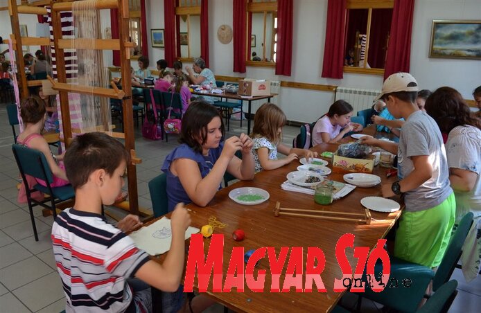 A számítógépezés helyett kézműveskednek a gyerekek (Fotó: Lakatos János)