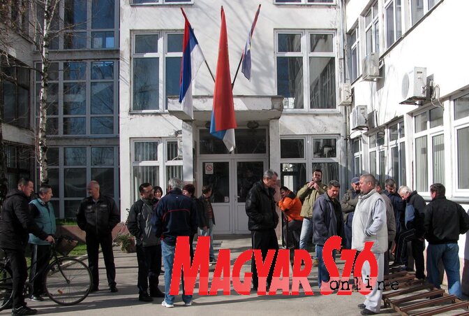 A kitiltás után a községháza előtt tiltakoztak (Fotó: Kecskés István)