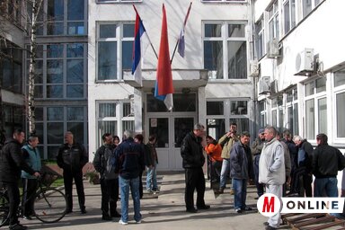 A kitiltás után a községháza előtt tiltakoztak (Fotó: Kecskés István)