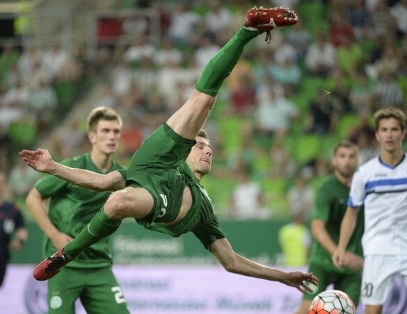 Gera Zoltán akrobatikus mozdulata a Ferencváros–Željezničar mérkőzésen (fotó: MTI)