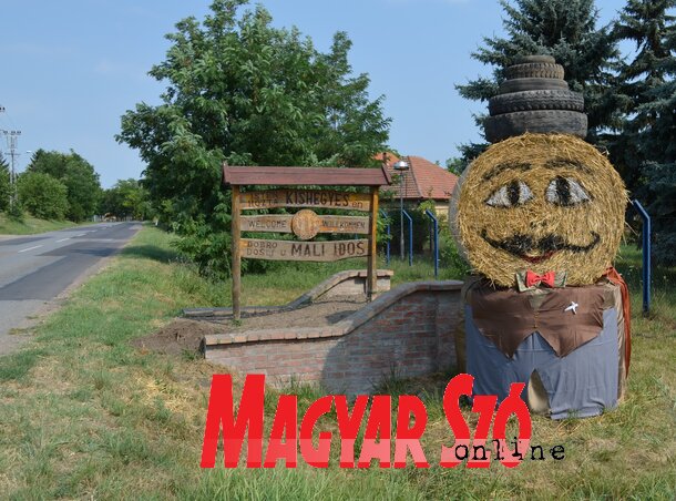 Szalmabábu vendégváró a falu bejáratánál (Fotó: Lakatos János)