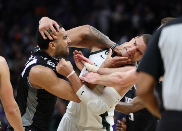 A meccs hajrájában Trey Lyles (b) és Brook Lopez kakaskodott egy kicsit (Fotó: USA Today Sports)