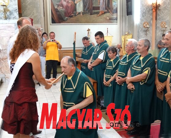 Fenes Noémi lovaggá üti Kurcinál István temerini méhészt (Fotó: Góbor Béla) Fenes Noémi lovaggá üti Kurcinál István temerini méhészt (Fotó: Góbor Béla)