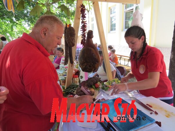 Kóstolni is lehetett a finomságokat (Fotó: Fekete J. József)