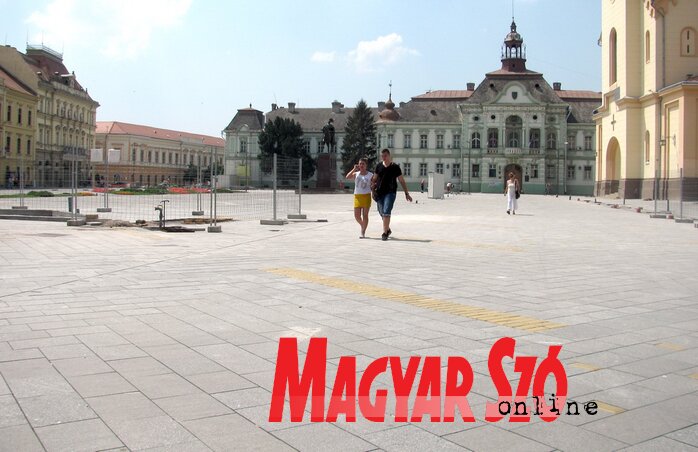 A főtéren hűvös sincsen (Fotó: Kecskés István) A főtéren hűvös sincsen (Fotó: Kecskés István)