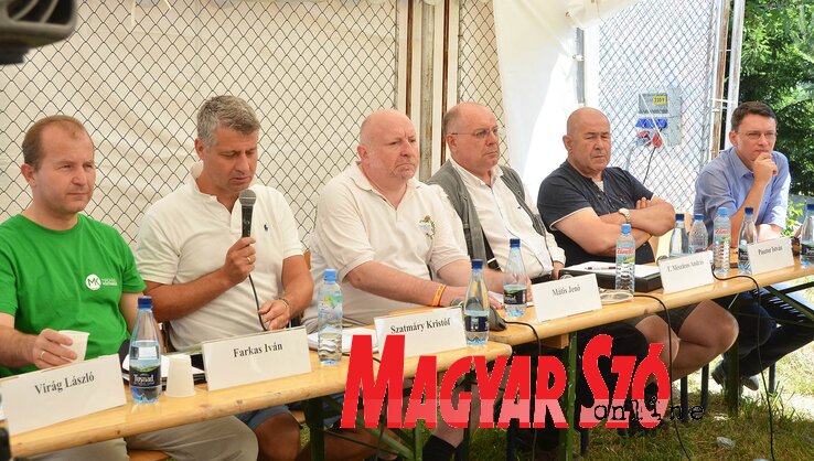 Beszélgetés a Wekerle-Mikó sátorban, Pásztor István jobbról a második