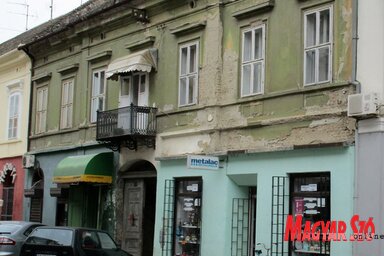 Omladozó homlokzat a J. J. Zmaj utcában