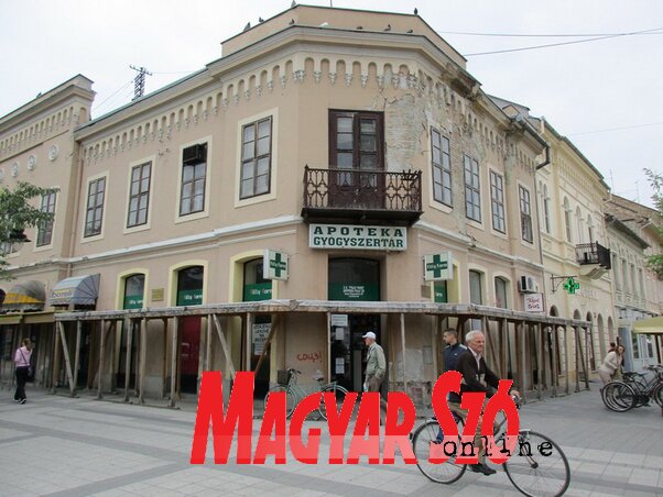 A sétálóutca sarka a Megyeháza felől, egy szabálytalankodó kerékpárossal A sétálóutca sarka a Megyeháza felől, egy szabálytalankodó kerékpárossal