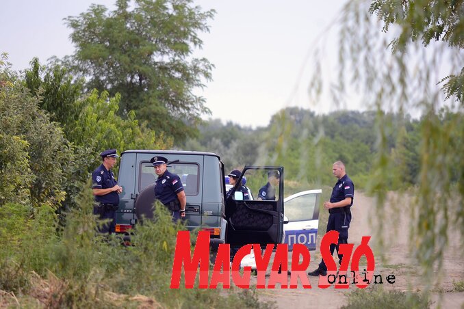 A gyümölcsöst, ahol a gyilkosság történt, hétfőn a déli órákig őrizték a rendőrök (Fotó: Molnár Edvárd)