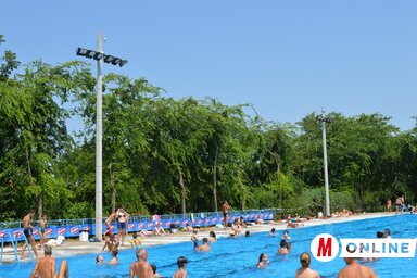 Reflektorokat állítottak a medence mellé (Fotó: Fekete J. József)