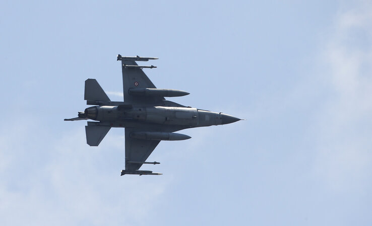 Rakétákkal és bombákkal felszerelt török F–16-os indul bevetésre az incirliki légi bázisról (Fotó: Beta/AP)