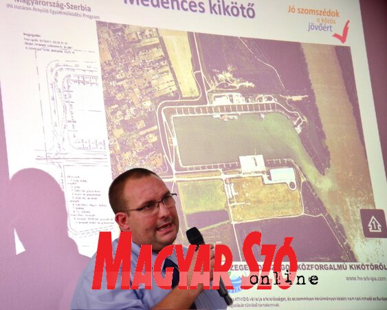 Megyeri Tamás, az ATIVIZIG osztályvezető-helyettese a szegedi medencés kikötőt mutatja be a konferencia résztvevőinek (Fotó: Dávid Csilla) Megyeri Tamás, az ATIVIZIG osztályvezető-helyettese a szegedi medencés kikötőt mutatja be a konferencia résztvevőinek (Fotó: Dávid Csilla)