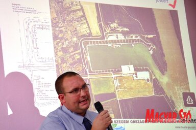 Megyeri Tamás, az ATIVIZIG osztályvezető-helyettese a szegedi medencés kikötőt mutatja be a konferencia résztvevőinek (Fotó: Dávid Csilla)
