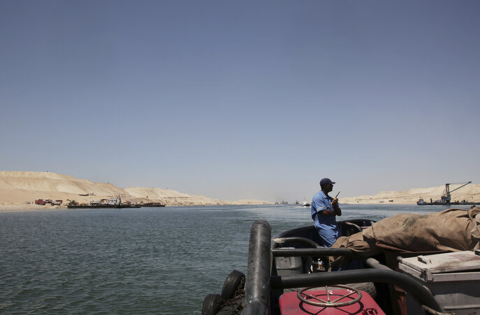 Az újságírók a hét derekán elsőként hajózhattak az új csatornán. A felvétel az iszmáílíjai kikötő közelében készült (Fotó: Beta/AP)