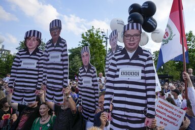 A hatalom iránt is kifejezték elégedetlenségüket az ellenzék legutóbbi tüntetésén (Fotó: Beta/AP)