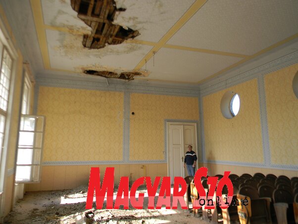 A díszterem ajtajára már régebben lakat került, mert veszélyes (Fotó: Fehér Rózsa)