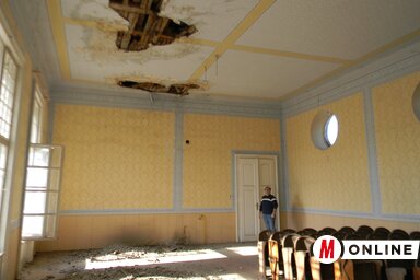 A díszterem ajtajára már régebben lakat került, mert veszélyes (Fotó: Fehér Rózsa)