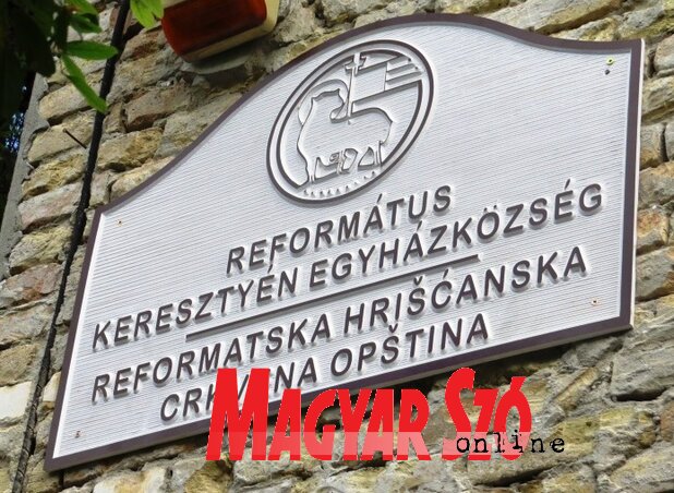 Százöt év után került tábla a templomra (Fotó: Fekete J. József)