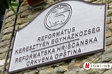 Százöt év után került tábla a templomra (Fotó: Fekete J. József)