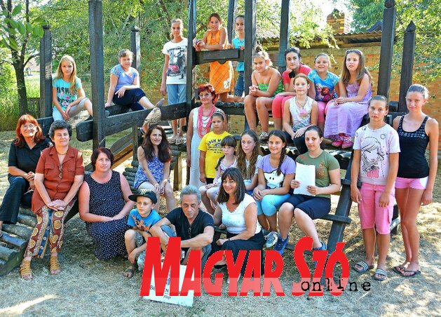 A nemeztábor részvevői a helyi közösség udvarán megtartott záróünnepségen A nemeztábor részvevői a helyi közösség udvarán megtartott záróünnepségen