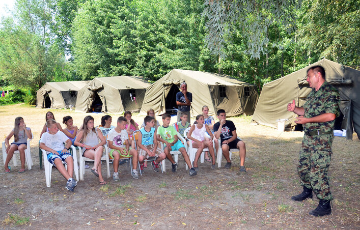 A tábor. A katonatiszt a tájékozódás fortélyaira tanítja a gyerekeket  (Dávid Csilla felvétele)
