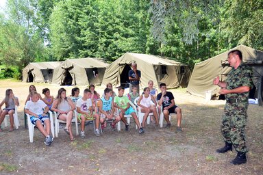 A tábor. A katonatiszt a tájékozódás fortélyaira tanítja a gyerekeket  (Dávid Csilla felvétele)